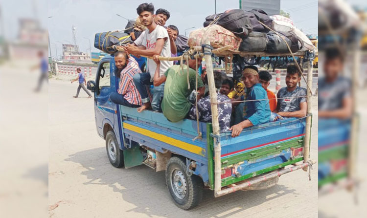 হাসিমুখে বাড়ি ফিরছে মানুষ