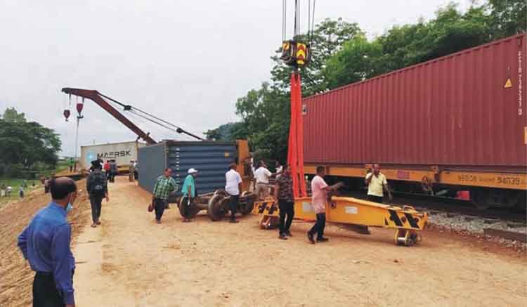 কুমিল্লায় মালবাহী ট্রেনের  তিন বগি লাইনচ্যুত 