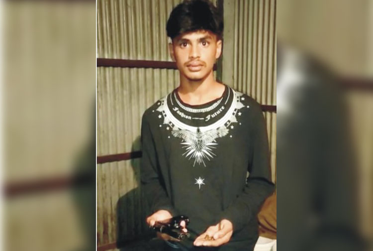 দাউদকান্দিতে বিদেশি পিস্তল ও গুলিসহ আটক ১ দাউদকান্দিতে বিদেশি পিস্তল ও গুলিসহ আটক ১