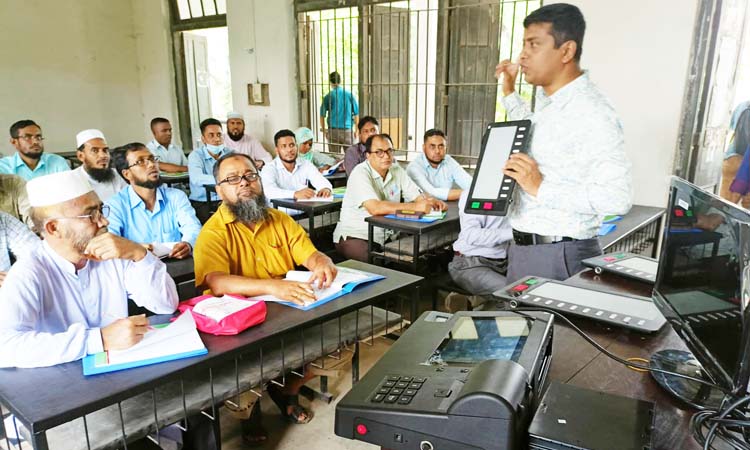 কুসিক নির্বাচন ইভিএমের প্রশিক্ষন নিচ্ছে দুই সহস্রাধিক অফিসার 