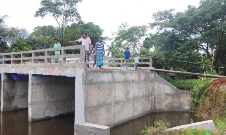 ব্রিজের সংযোগ সড়ক নেই দুর্ভোগে হাজারো মানুষ