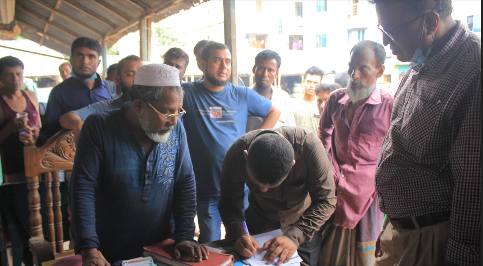 দেবীদ্বারে লাইসেন্স ছাড়া ব্যবসা: ভ্রাম্যমান আদালতের জরিমানা