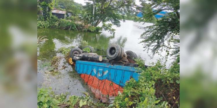 দাউদকান্দিতে নিয়ন্ত্রণ হারিয়ে ট্রাক খাদে:চালক নিহত 