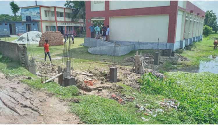 নাঙ্গলকোটে আদালতের নিষেধাজ্ঞা অমান্য করে সীমানা প্রাচীর নির্মাণের অভিযোগ