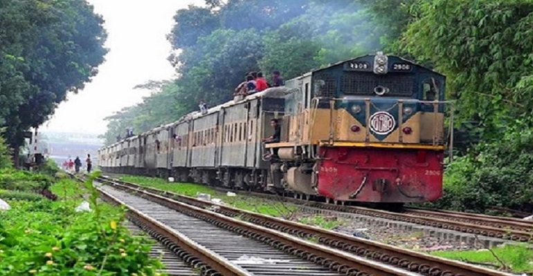 চলন্ত ট্রেন থেকে নামতে গিয়ে যুবক নিহত