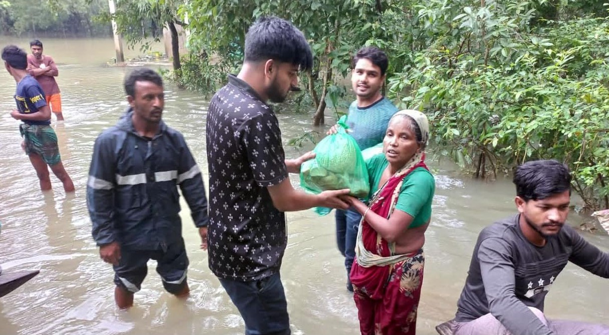 সুনামগঞ্জে বন্যার্তদের পাশে চান্দিনা উপজেলা ছাত্রলীগ