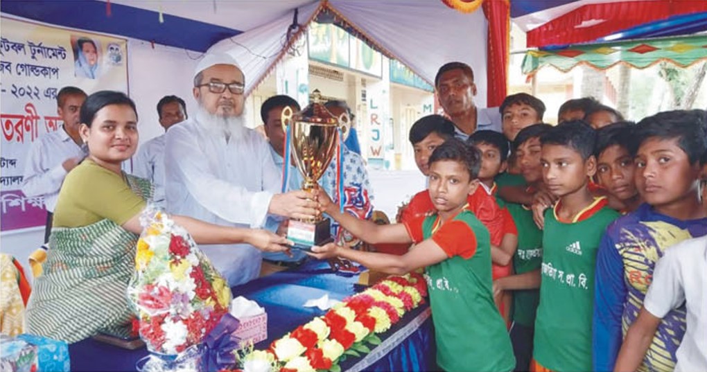 লালমাইয়ে বঙ্গবন্ধু ও বঙ্গমাতা গোল্ডকাপ ফুটবলের ফাইনাল খেলা ও পুরস্কার বিতরণ অনুষ্ঠিত 