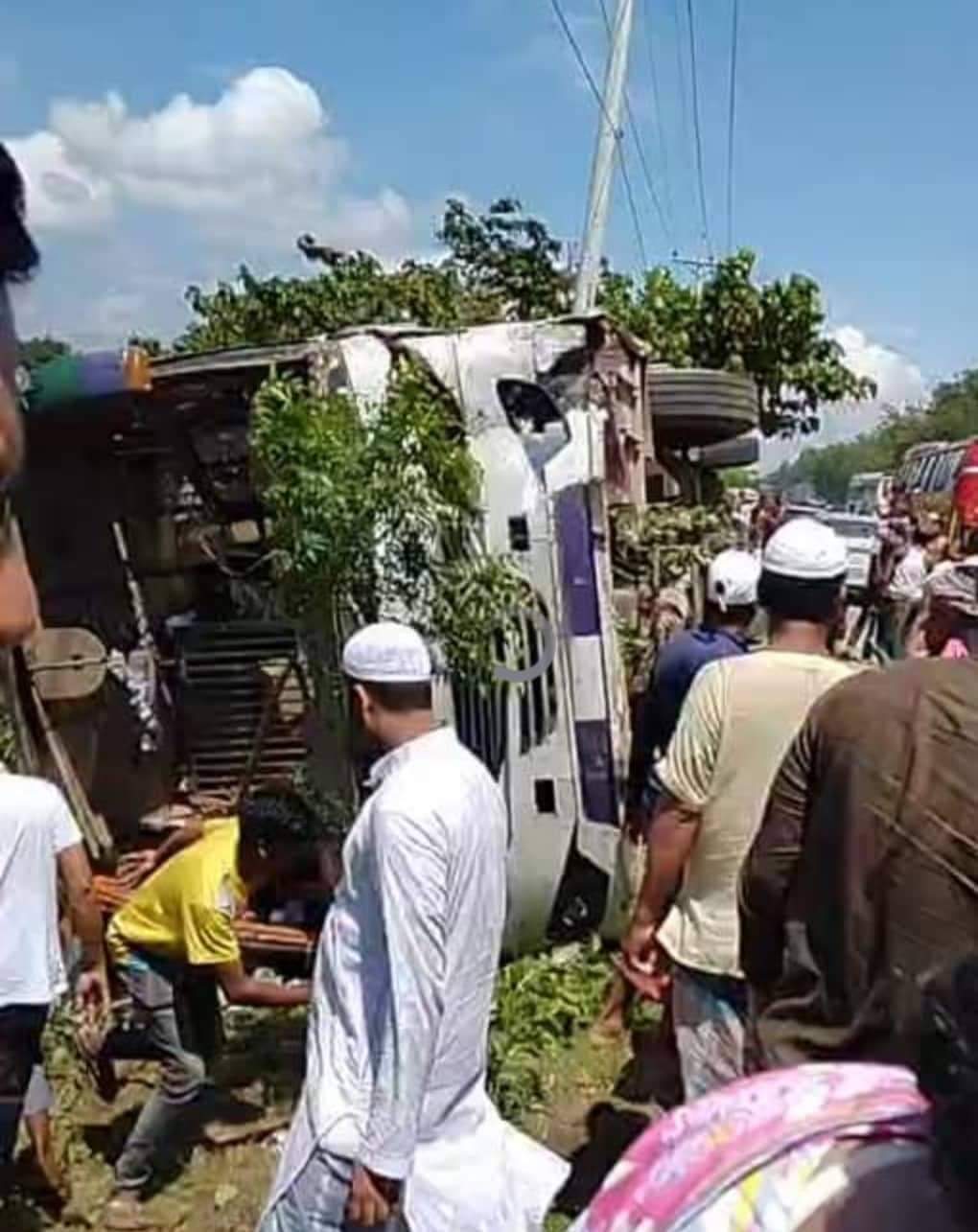 দাউদকান্দিতে বাসচাপায় সাংবাদিকসহ তিন মোটরসাইকেল আরোহী নিহত 