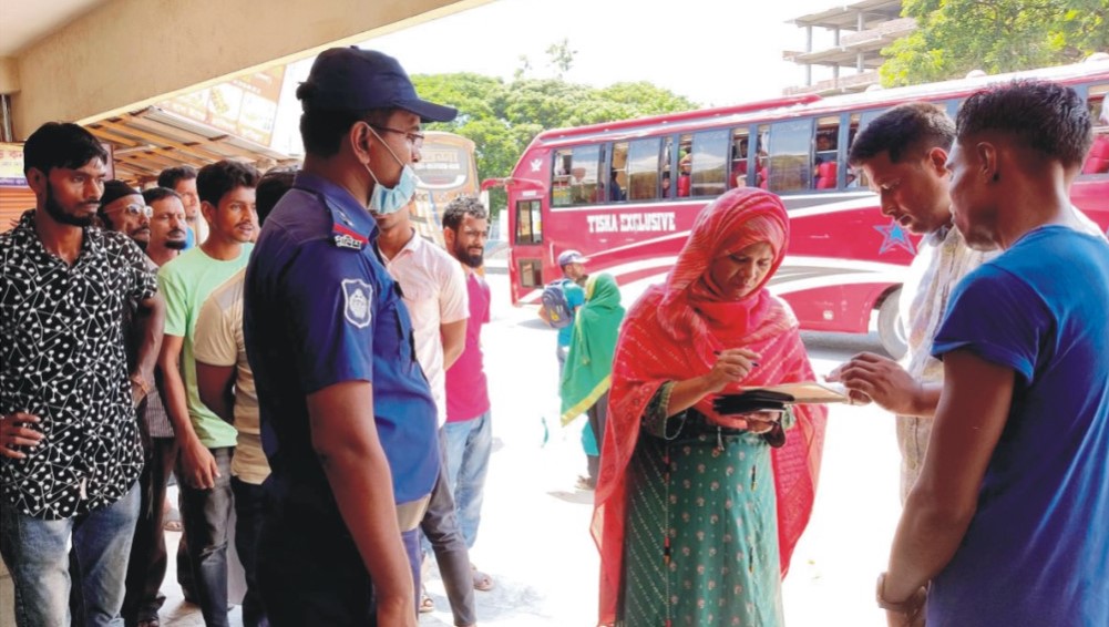 মহাসড়কে যানজট নিরসনে চান্দিনায় ভ্রাম্যমাণ আদালতের অভিযান