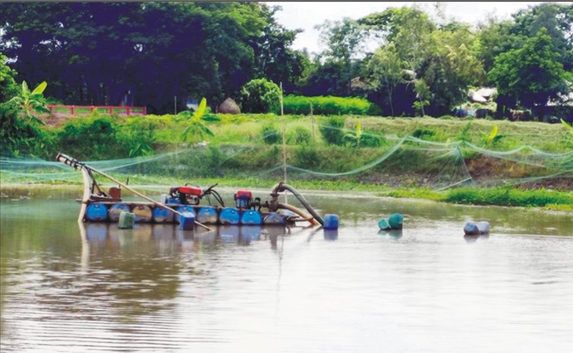 মুরাদনগরে দুই শতাধিক অবৈধ ড্রেজার দিয়ে কৃষি জমি থেকে মাটি উত্তোলন