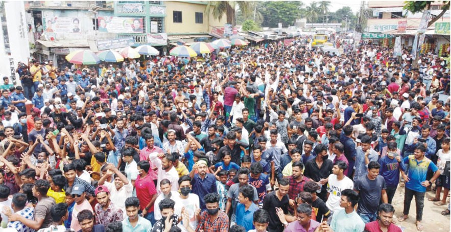 দেবিদ্বারে সড়ক অবরোধ বিক্ষোভ, প্রতিবাদ সভা