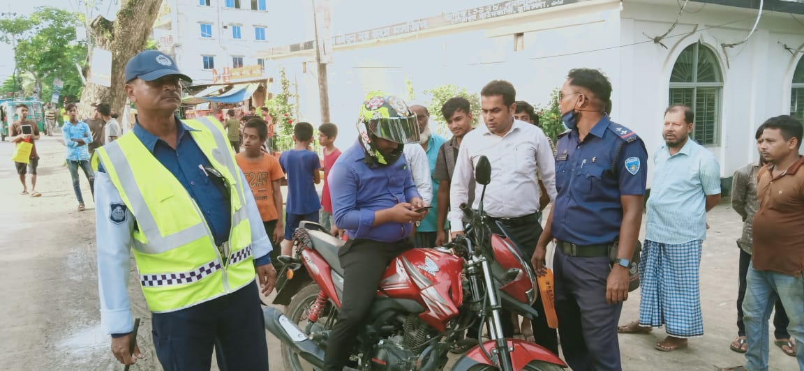 দাউদকান্দিতে কাগজপত্র বিহীন মোটরসাইকেলের বিরুদ্ধে  মামলা