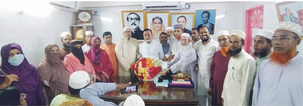 এমপি হাশেম খানকে পীরযাত্রাপুর ইউপি ও সাদকপুর বালিকা মাদ্রাসা পক্ষ থেকে ফুল দিয়ে শুভেচ্ছা