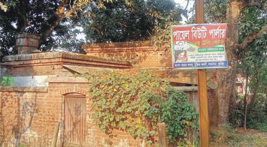 রেলওয়ে স্টাফ কোয়ার্টারে বিউটি পার্লার, কলোনিতে গরু-ছাগল!