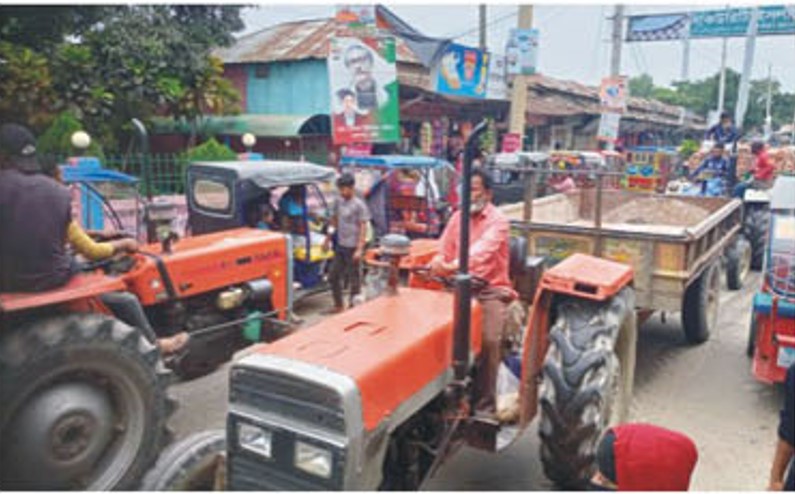 ব্রাহ্মণপাড়ায় সড়কে গলিতে দাপিয়ে বেড়াচ্ছে নিষিদ্ধ ট্রলি-টাক্টর ব্রাহ্মণপাড়ায় সড়কে গলিতে দাপিয়ে বেড়াচ্ছে নিষিদ্ধ ট্রলি-টাক্টর