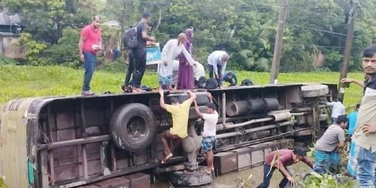 অটোরিকশা বাঁচাতে গিয়ে ডোবায় বাস, নিহত ১