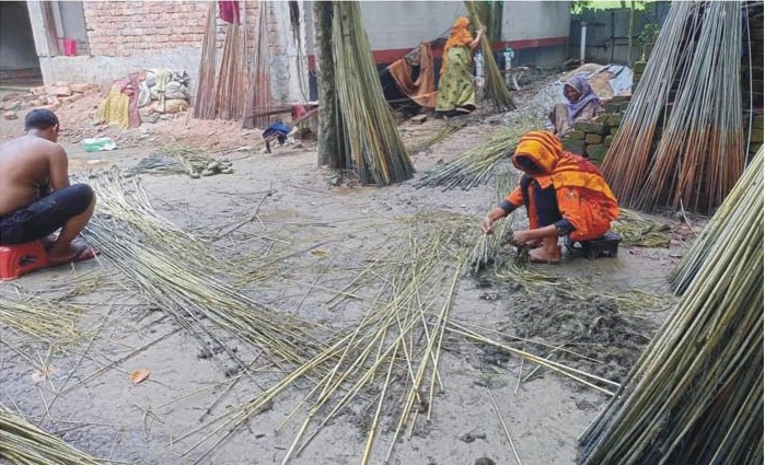 ব্রাহ্মণপাড়ায় পাটের আঁশ ছাড়াতে ব্যস্ত সময় পার করছে কৃষকরা