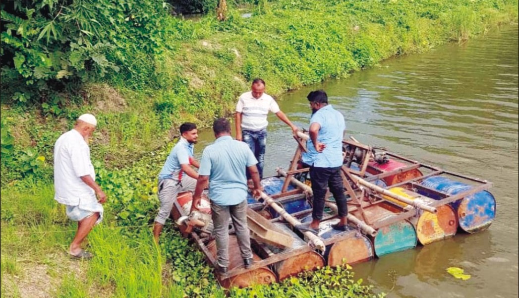 দাউদকান্দি অবৈধভাবে বালু উত্তোলন করায় লাখ টাকা জরিমানা