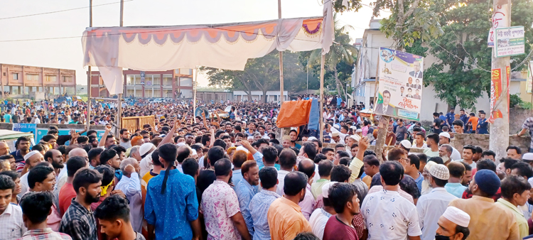 বোমা হামলার প্রতিবাদে মনোহরগঞ্জে আওয়ামী লীগের বিক্ষোভ মিছিল