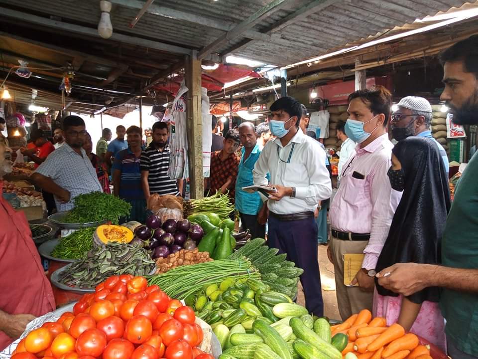 কুমিল্লায় বেশি দামে ডিম-আলু বিক্রি, ৩ দোকানিকে জরিমানা