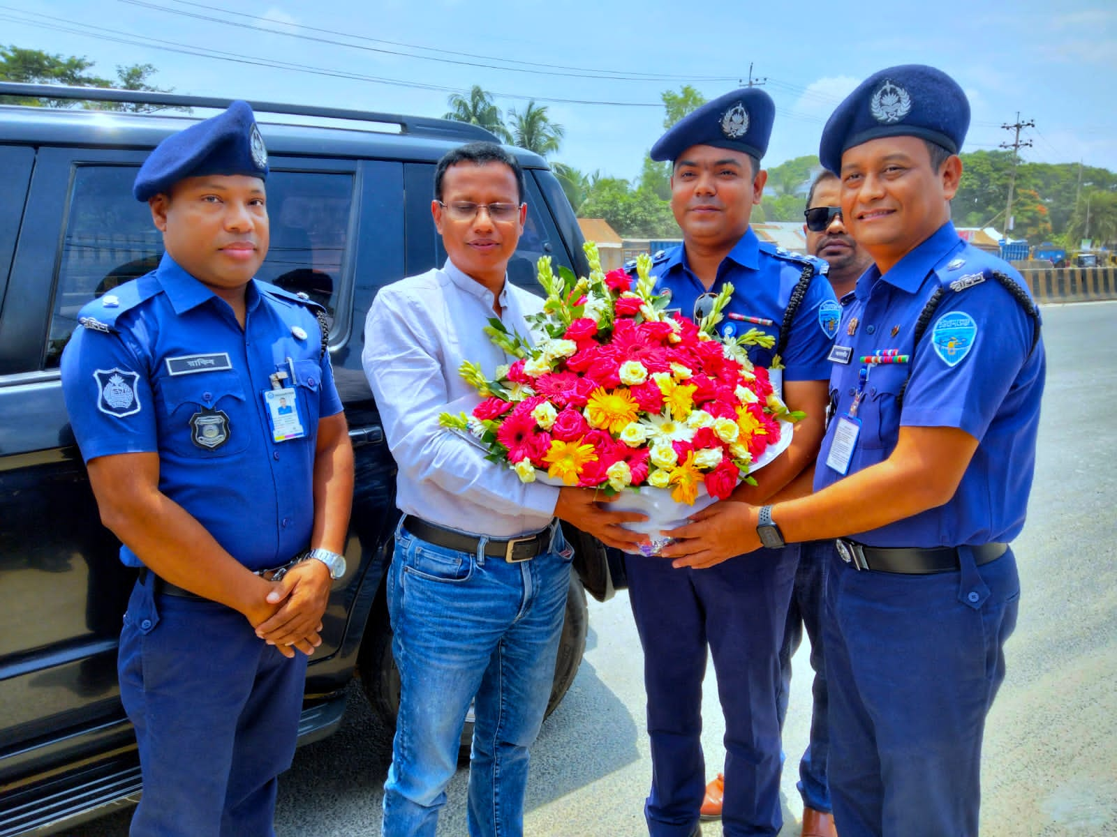 দাউদকান্দিতে কুমিল্লার নবাগত পুলিশ সুপার ফুলেল শুভেচ্ছায় সিক্ত