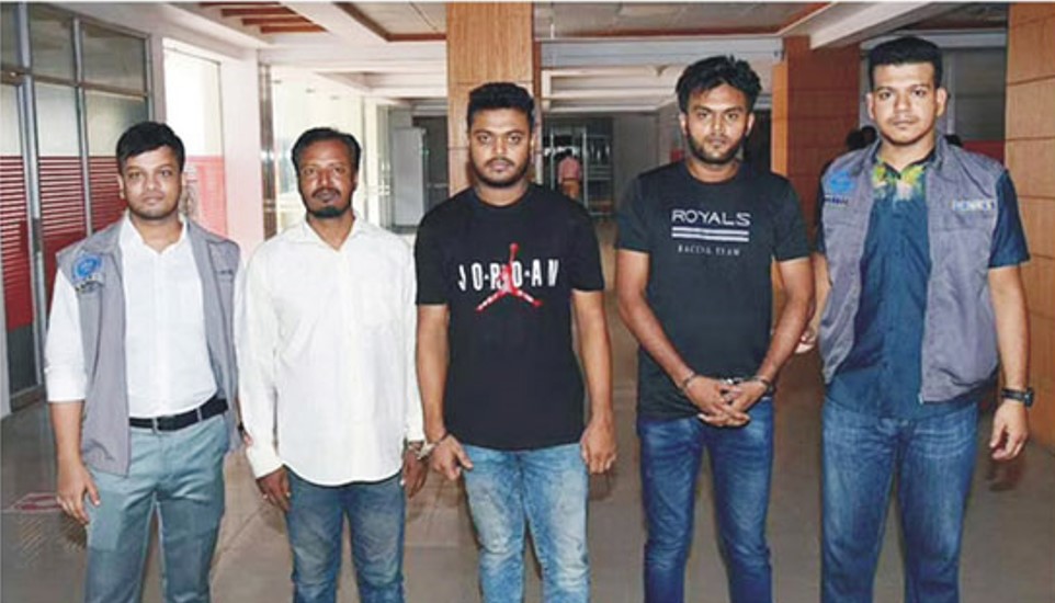 বেটউইনারের ৩ ‘বাংলাদেশি এজেন্ট’ চৌদ্দগ্রামে গ্রেপ্তার বেটউইনারের ৩ ‘বাংলাদেশি এজেন্ট’ চৌদ্দগ্রামে গ্রেপ্তার