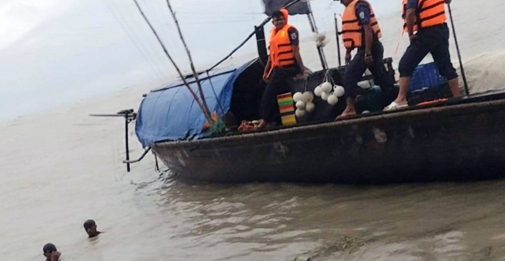 ৯৯৯ এ কলে মেঘনায় ডুবে যাওয়া নৌকার ৮ জেলে উদ্ধার