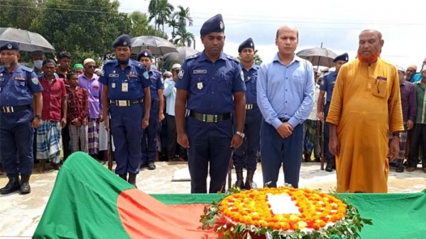 বাবার লাশ রেখে কাঁদতে কাঁদতে পরীক্ষা কেন্দ্রে ছেলে, ফিরে এসে দাফন