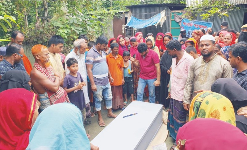  গ্রামের বাড়িতে শিরিনার লাশ, শোকের মাতম