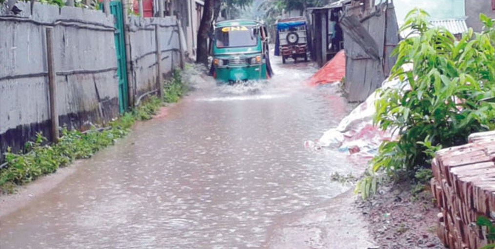 ব্রাহ্মণপাড়ায় বৃষ্টি হলেই সড়কে হাটু পানি 