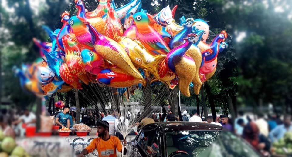  গ্যাস বেলুন: ছোট-বড় সবার হাতে যেন ‘হাইড্রোজেন বোমা’
