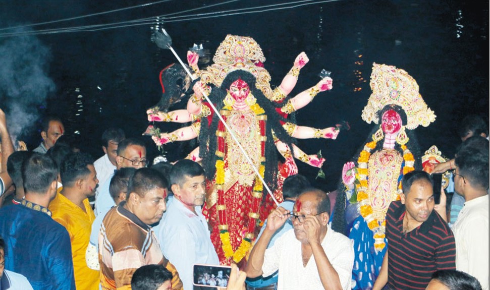 বিসর্জনের মধ্য দিয়ে শেষ হলো শারদীয় দুর্গোৎসব