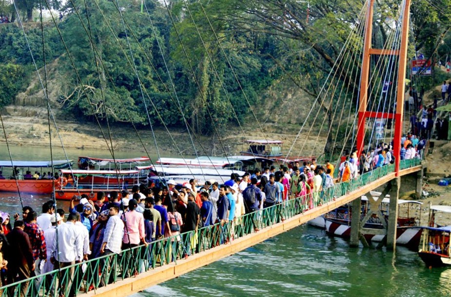 সাজেকে পর্যটকের ঢল, রুম না পেয়ে রাত্রিযাপন তাঁবু-গাড়িতে