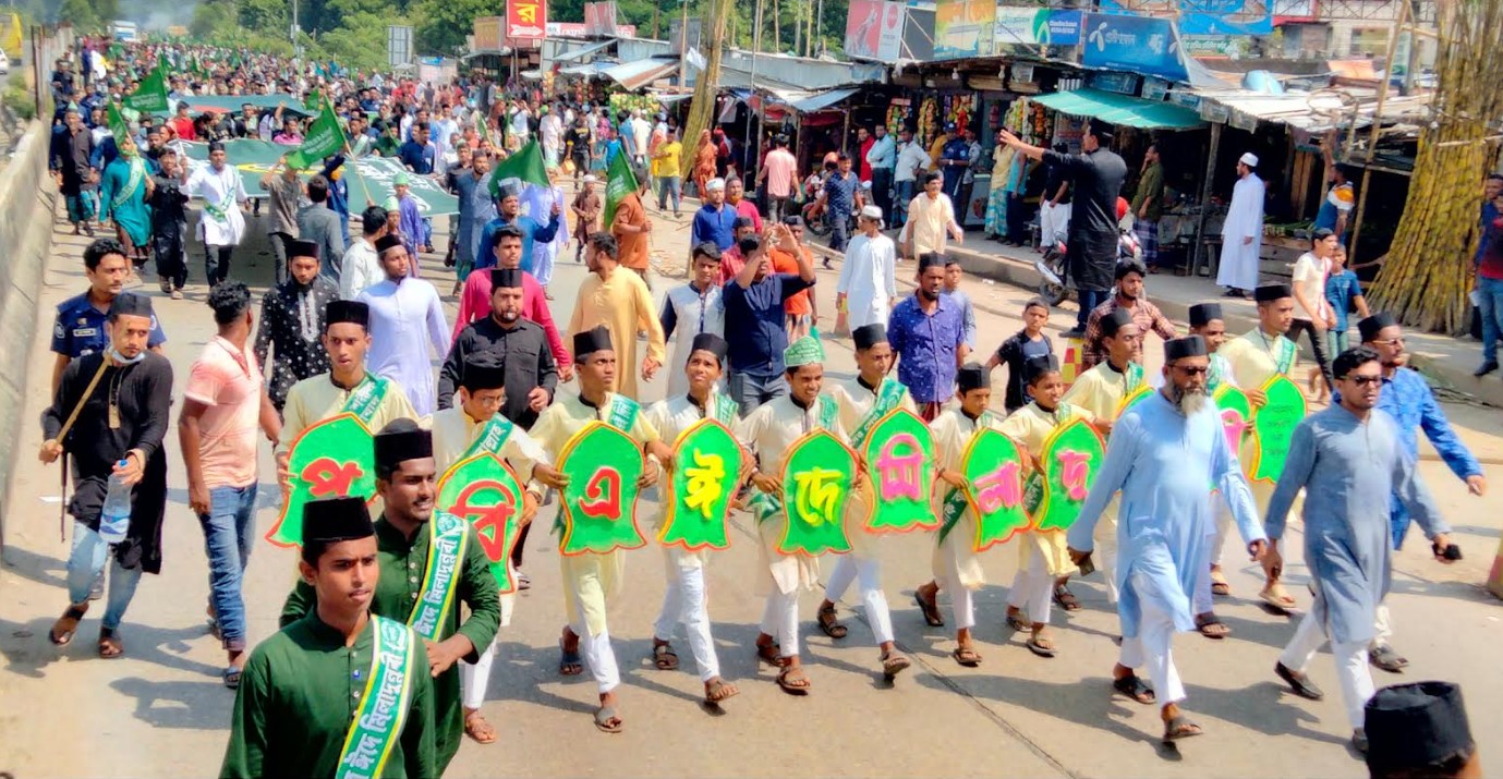 চান্দিনায় ঈদে মিলাদুন্নবী উপলক্ষে ঢাকা-চট্টগ্রাম বর্ণাঢ্য র‌্যালি