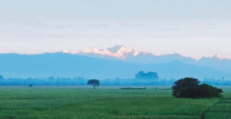 ভোর হলেই রূপ দেখাচ্ছে কাঞ্চনজঙ্ঘা