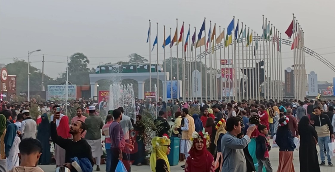 বাণিজ্যমেলায় ছুটির দিনে ক্রেতাদের উপচেপড়া ভিড়