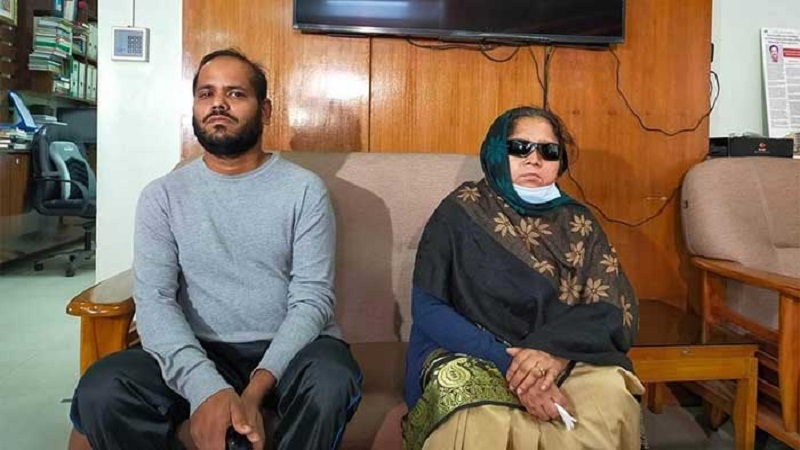 সেই সারাহের চোখে পৃথিবী দেখছেন তারা দুজন