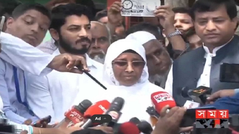 ২৫০ কেন্দ্রে এগিয়ে টেবিল ঘড়ি