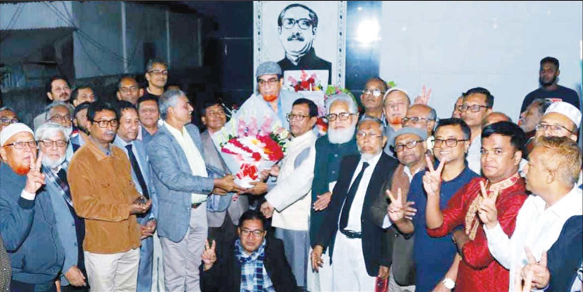 ফুলেল শুভেচ্ছায় সিক্ত এমপি বাহার