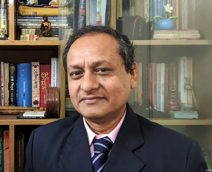উপদেষ্টাদের কার কী পরিচয়?