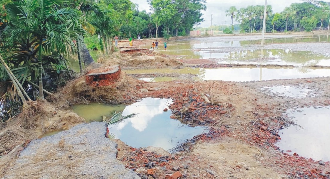 কুমিল্লার ১২ শ কিলোমিটার সড়কে বন্যার ক্ষত 