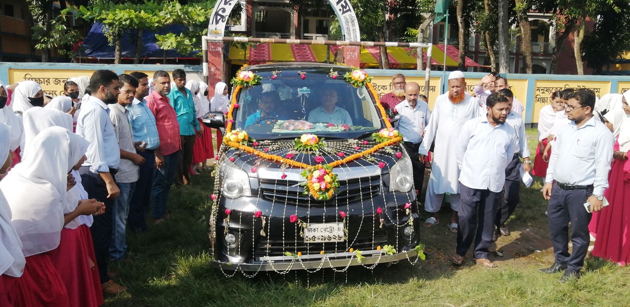 কুমিল্লায় ফুল সজ্জিত গাড়িতে রাজকীয় বিদায় সংবর্ধনা পেলেন দুই শিক্ষিকা