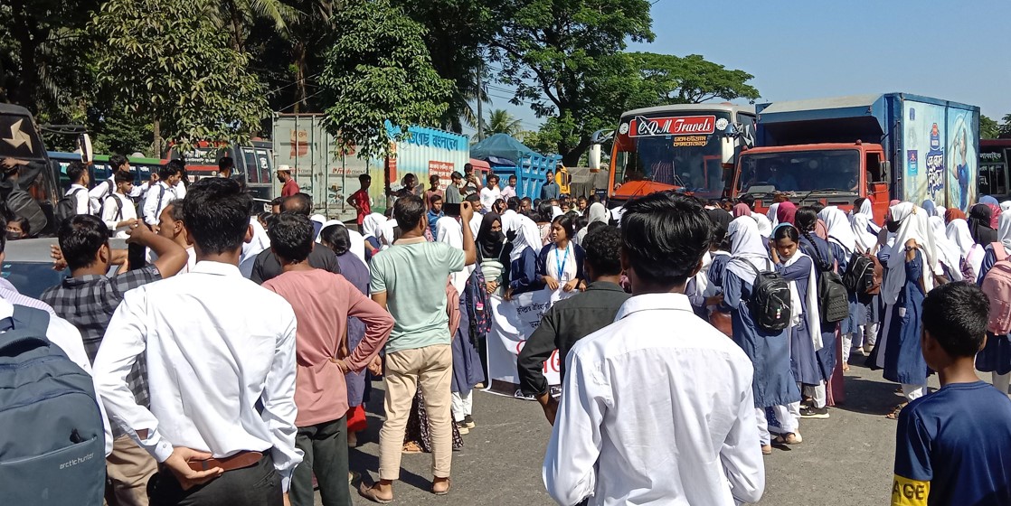 চান্দিনায় অধ্যক্ষের নিঃশর্ত মুক্তির দাবিতে মহাসড়কে শিক্ষার্থীদের বিক্ষোভ