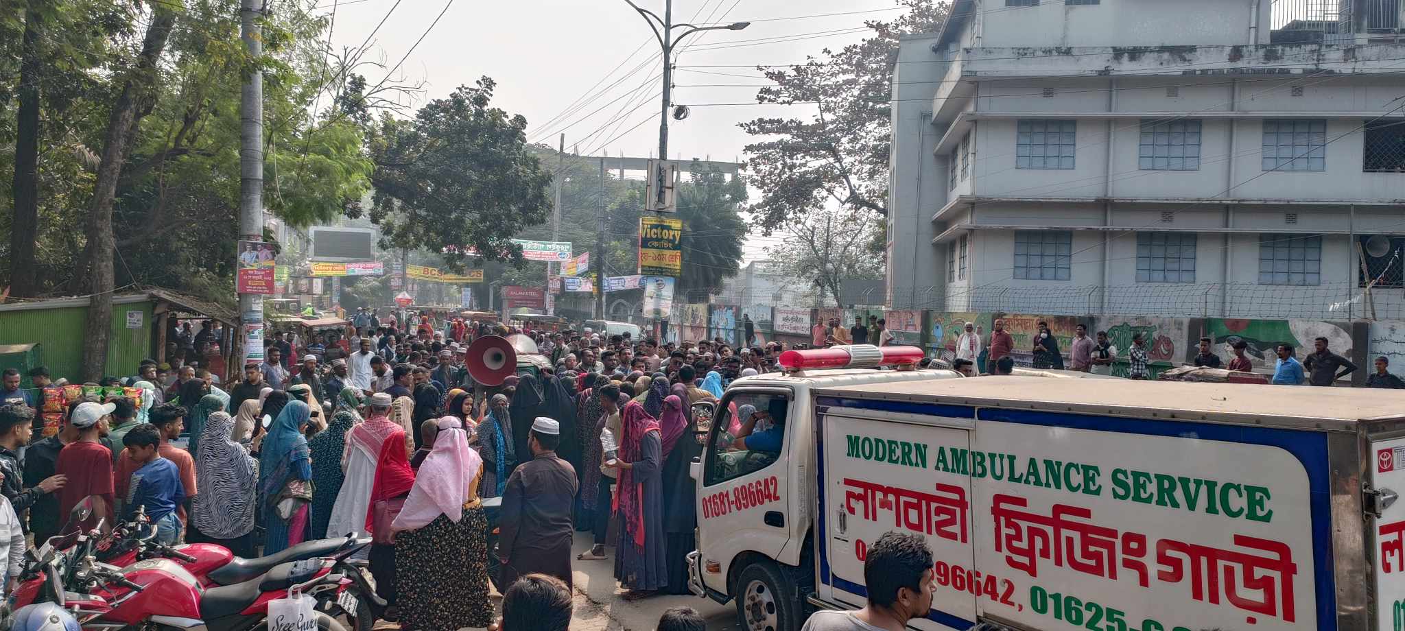 বিচার দাবিতে যুবদল নেতার মরদেহ নিয়ে এলাকাবাসীর বিক্ষোভ, মানববন্ধন 