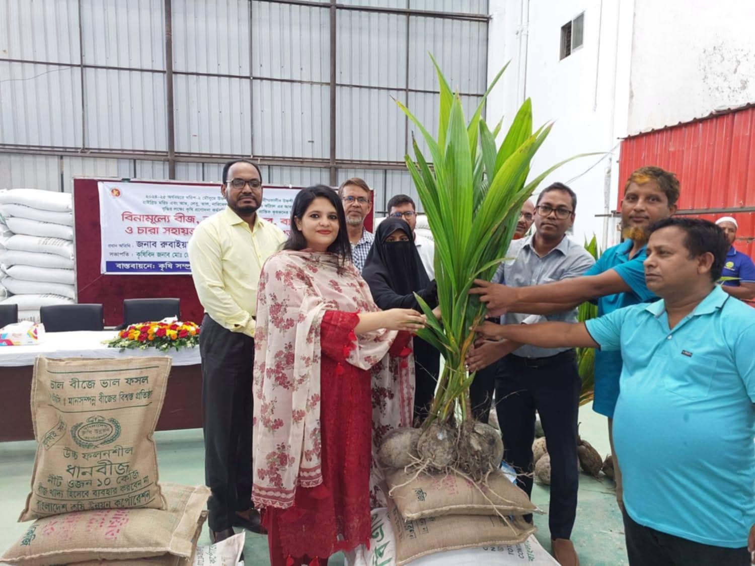 কুমিল্লার সদর দক্ষিণে ১২০০ কৃষকের মাঝে বিনামূল্যে উফশী আমন বীজ ও সার বিতরণ