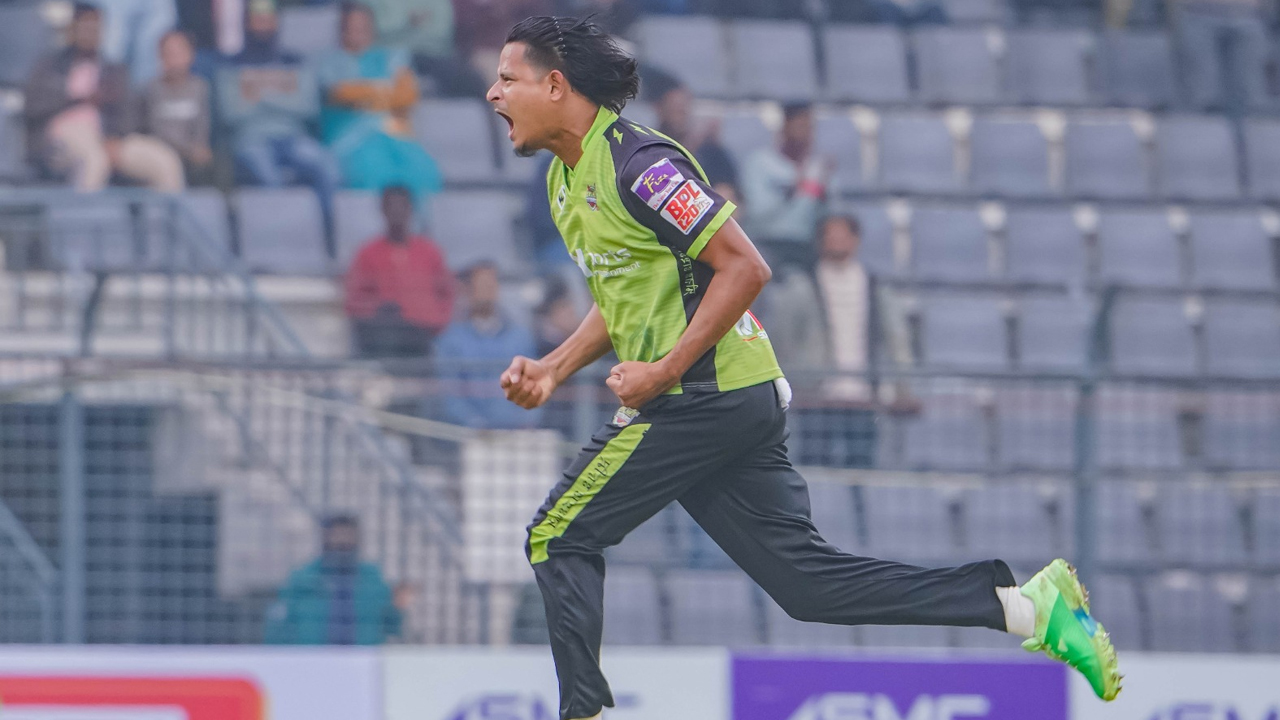 সাকিবকে পেছনে ফেলে বিপিএলে নাসুমের রেকর্ড