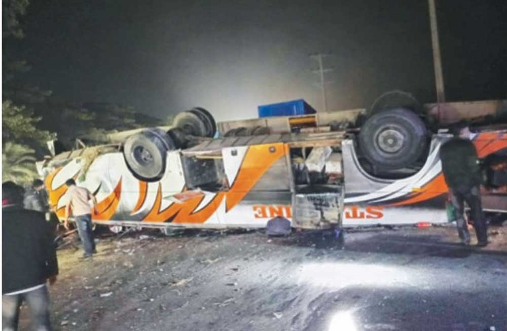 কুমিল্লায় নিয়ন্ত্রণ হারিয়ে যাত্রীবাহীবাস উল্টে নিহত ২; আহত ১৫