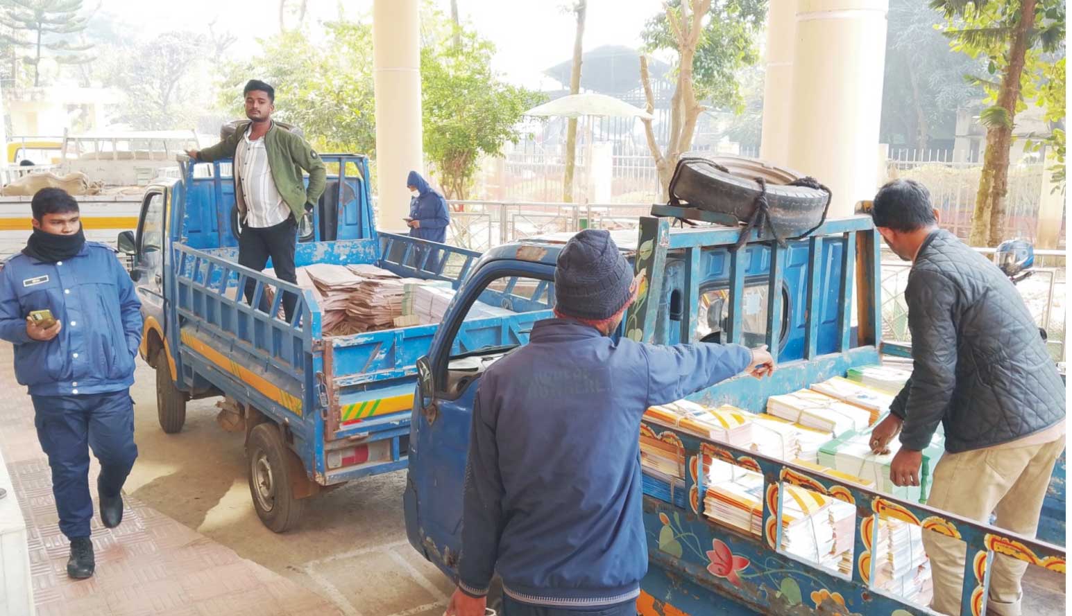 সংসদ নির্বাচন ও গণভোট কুমিল্লায় ভোটের সরঞ্জাম পাঠানো হচ্ছে সহকারী রিটার্নিং কর্মকর্তার কার্যালয়ে